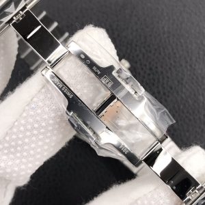 V1 Overseas Ultra-Thin Watch with Original Size Pinion and Quick-Release Strap - Image 9