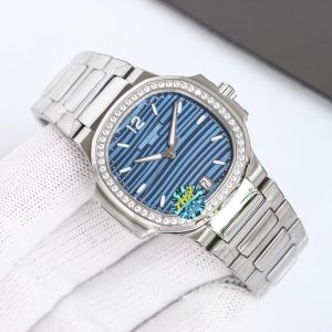 Luxury Patek Philippe Nautilus Watch PP7118, Elegant - Image 5